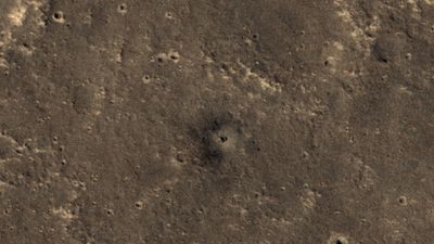 NASA Mars probe spies dusty, retired Insight lander from orbit (photo)