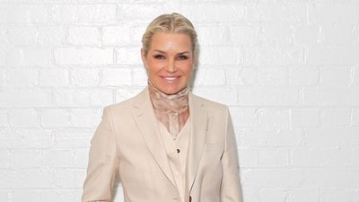 Yolanda Hadid's rustic-modern 'his and hers' shower and bathtub is the best focal point I've ever seen – it uniquely combines function with visual interest