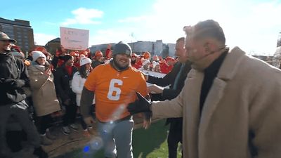 Tennessee Fan’s Miserable ‘College Gameday’ FG Attempt Goes Straight Into Opposing Crowd