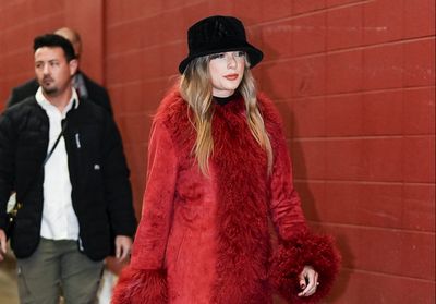 Taylor Swift arrived in a fabulous red coat for Chiefs-Texans Saturday game