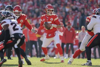 Chiefs vs. Texans: Patrick Mahomes trucks defenders, scores gritty touchdown