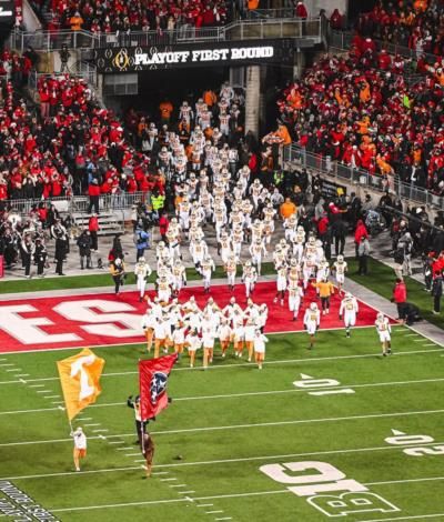 Tennessee Players Brave Cold In Columbus Warmups