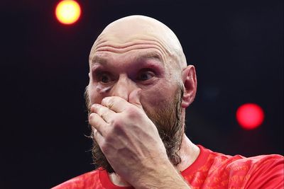 Tyson Fury abruptly leaves ring to avoid interview after losing to Oleksandr Usyk again