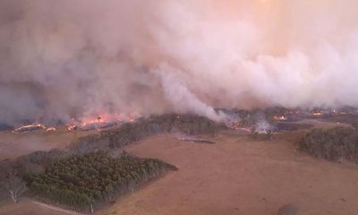 Victoria bushfire fight continues in Grampians as flood warnings persist in parts of Queensland