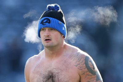 Look: Rams OLBs warm up shirtless in freezing cold weather before game vs. Jets