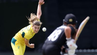 Summer of Sutherland continues as Australia beat NZ