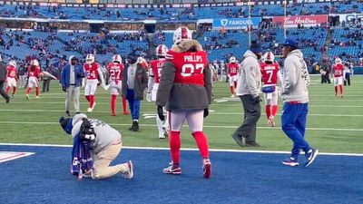 Bills Defensive Lineman Warms Up in Winter Jacket Ahead of Chilly Contest vs. Patriots