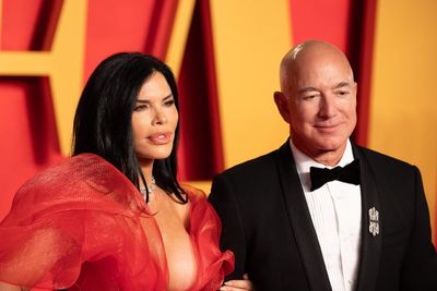 Elon Musk urges Jeff Bezos to throw ‘epic wedding’ after Amazon founder blasts report of planned $600 million nuptials as ‘completely false’