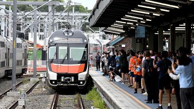 New Year's show goes on but fireworks loom in train row