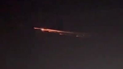 See a dead Chinese satellite burn up as a brilliant fireball in the night sky (video)