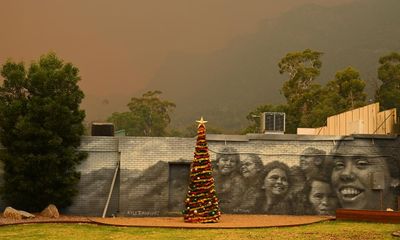 Victoria bushfires: statewide fire ban for Boxing Day as hundreds of firefighters battle Grampians blaze