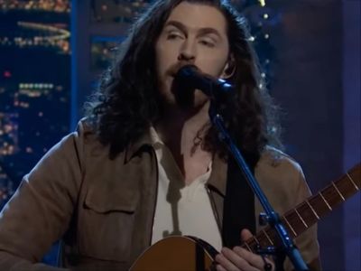 Hozier praised for ‘stunning’ cover of Fairytale of New York on SNL