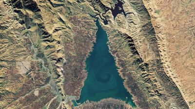 Earth from space: Strange phenomena create festive decorations on Iraq's 'Christmas tree lake'