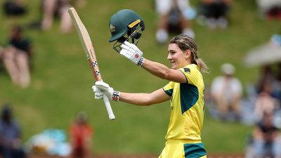 In-form Sutherland moves up world ODI rankings