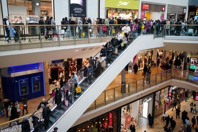 Peak Christmas high street footfall down 5.3% – survey