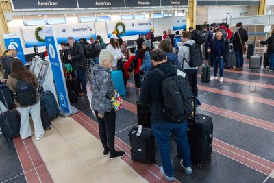 Christmas Eve flights delayed after American Airlines briefly grounds all US journeys