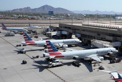 American Airlines briefly halts flights nationwide after technical issue