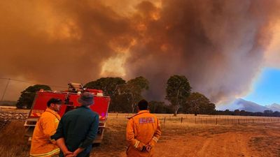 Third town told to leave immediately as bushfire rages