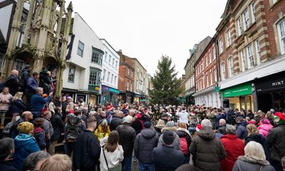 Last-minute Christmas shoppers provide boost for UK retailers