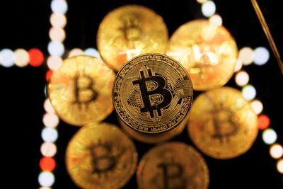 Bitcoin, Top Altcoins Feel Holiday Cheer As Christmas Eve Ushers In Gains