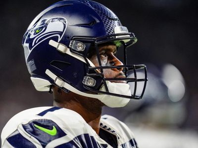 Seahawks QB Geno Smith is playing through knee injury