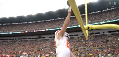 Travis Kelce intentionally took a celebration penalty with his dunk as a cool tribute to Tony Gonzalez