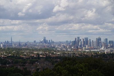 Proportion of Londoners buying homes outside capital drops – study