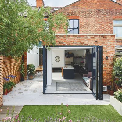 How much does a single storey extension cost and what are the best ways to save money when adding space?