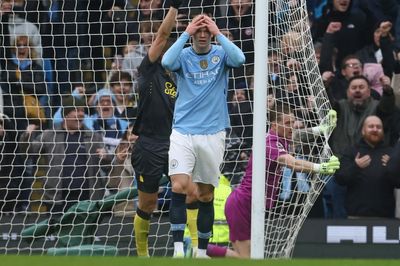 Man City 1-1 Everton: Erling Haaland penalty saved as Toffees hold champions