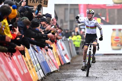 Fem van Empel soars to solo victory at Gavere World Cup