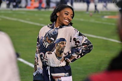 Simone Biles wore a customized outfit themed after husband Jonathan Owens to Seahawks-Bears