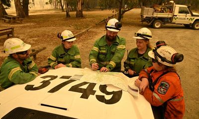 Cool change slows 360km-perimeter Grampians bushfire in Victoria as extreme fire danger keeps NSW on alert