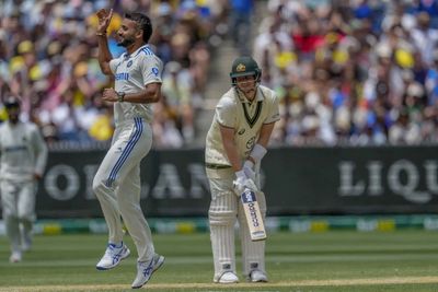 IND vs AUS: Steve Smith's majestic innings ends in bizarre fashion at the MCG - Watch