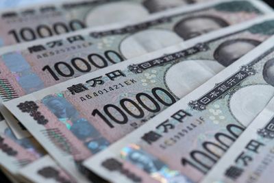 Japanese Shares Gain On Weaker Yen After Christmas Break