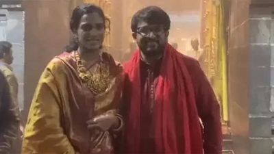PV Sindhu and husband Venkata Datta Sai seek blessings at Tirumala post wedding - Watch