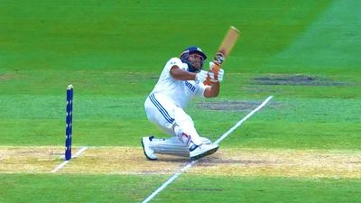 'Stupid! Stupid! Stupid!' - Angry Sunil Gavaskar slams Rishabh Pant, tells him to go to 'the other dressing room'