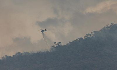 Firefighters still wary of Grampians outbreak after fire destroys at least three homes