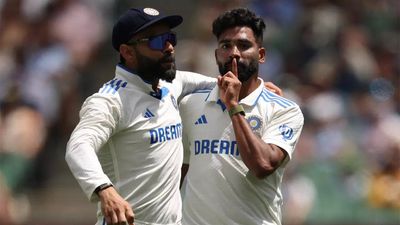 DSP Siraj tells booers in Melbourne to keep quiet - Watch