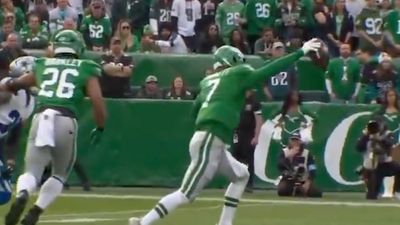 Kenny Pickett's Bizarre-Looking Pass Attempt vs. Cowboys Had NFL World Cracking Up