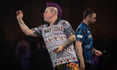 Peter Wright rolls back years to dethrone Luke Humphries at PDC world darts