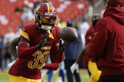 Jeremy Reaves of Commanders proposes to girlfriend on field after Washington win