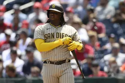 Nationals bring back first baseman Josh Bell