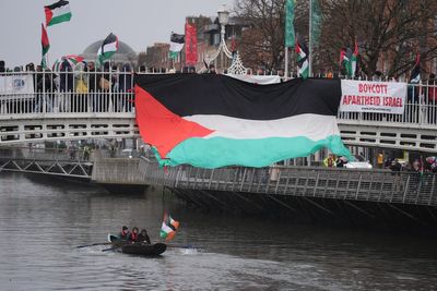 Hundreds take part in Dublin vigil to show support for Palestinian journalists