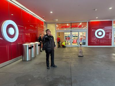 2 security guards shot after confronting shoplifting suspect in Los Angeles