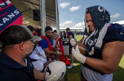 Texans bring back familar face for postseason run