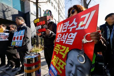 Top presidential aides offer to quit en masse as South Korea’s political crisis deepens