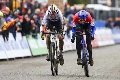 Fem van Empel comes from behind to beat Lucinda Brand and win the GP Sven Nys