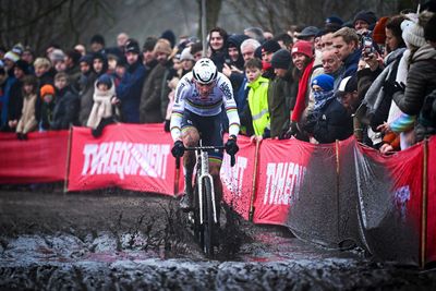 Mathieu van der Poel skips GP Sven Nys after injuring his rib in Loenhout crash