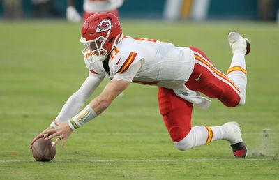 Chiefs will rest starters, play Carson Wentz vs. Broncos