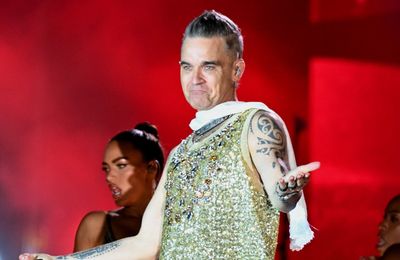 Robbie Williams performs free pop up gig for thousands of fans in Melbourne